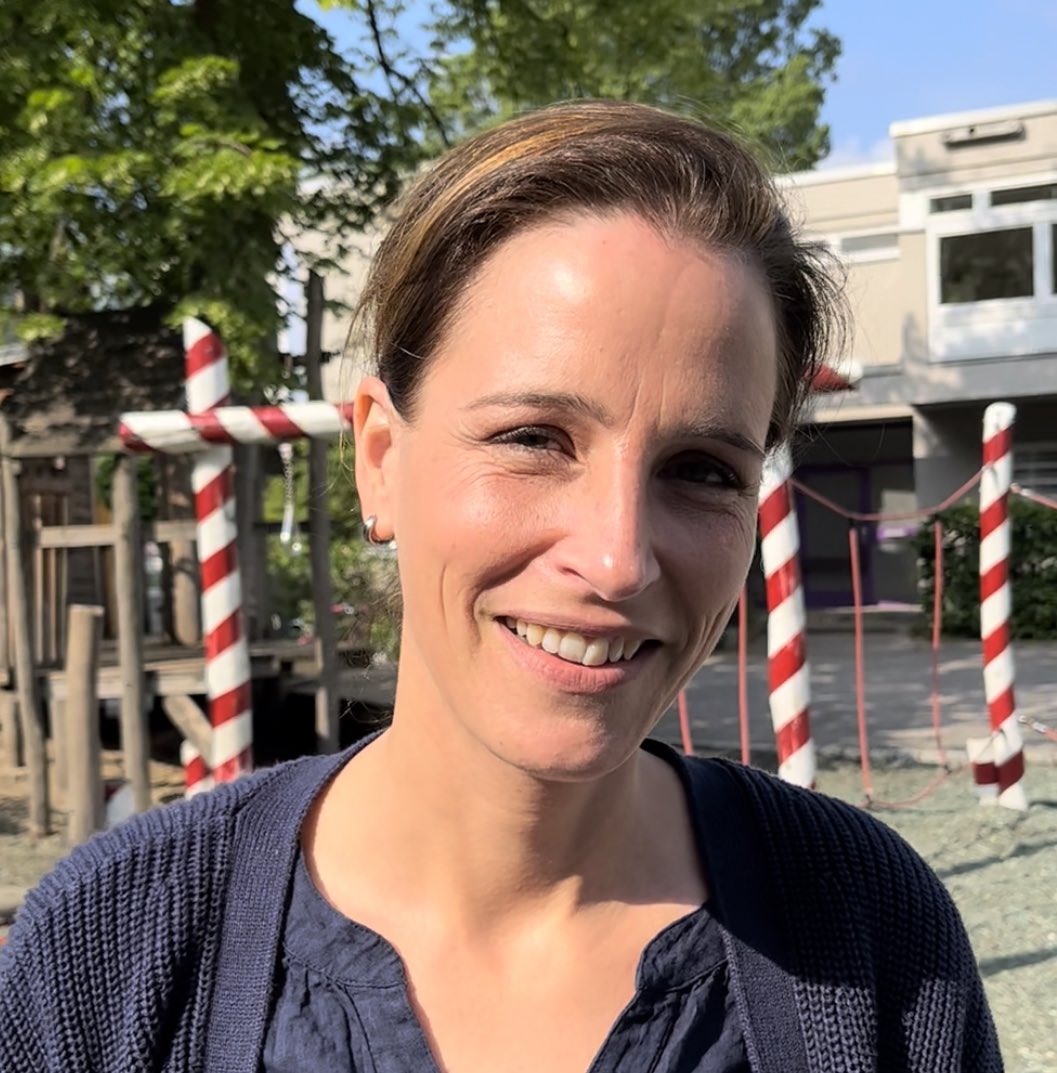 Noelte030's tweet photo. Jetzt: Chance 2022 🥳
Die Ev. Grundschule Berlin-Wilmersdorf sucht Verstärkung! insbesondere: Mathe
🙍🏻‍♀️ extrem nettes &amp; kompetentes Team
🤰🏼 Flexibilität + Familienorientierung
💻 digitale Professionalität
Kontakt: Schulleiterin Frau Steinhauer (Foto) oder bei mir
#twlz #PrimarEdu https://t.co/wYxAlueNhq