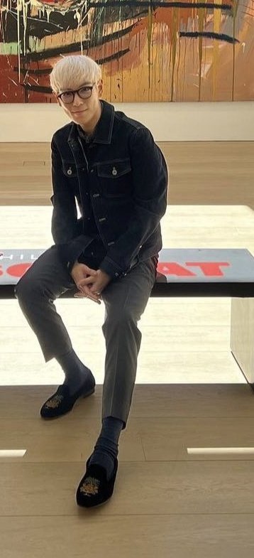 starflower_819's tweet photo. 아 이게 좀 좋음 승현이는 백발에 세상 단정하게 입고 있는데 지용이는 흑발(에 가까운 머리)에 세상 힙하게 입고 있는거 https://t.co/vvBAAaXH92