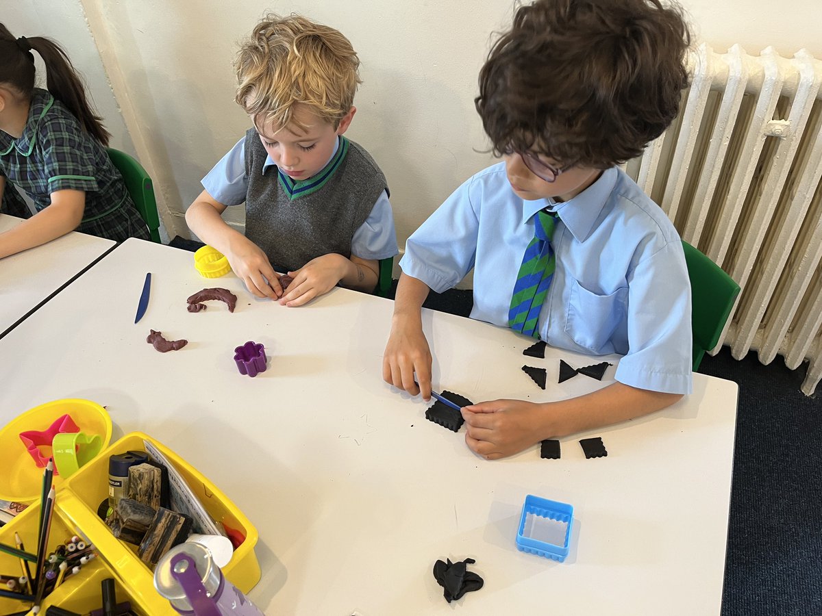 RPPS_LowerS's tweet photo. Which shapes can be quartered? Year 1 investigated with playdough this morning in #RPPSmaths and challenged themselves to find all the ways a square can be quartered! https://t.co/WRo8qBZyVu