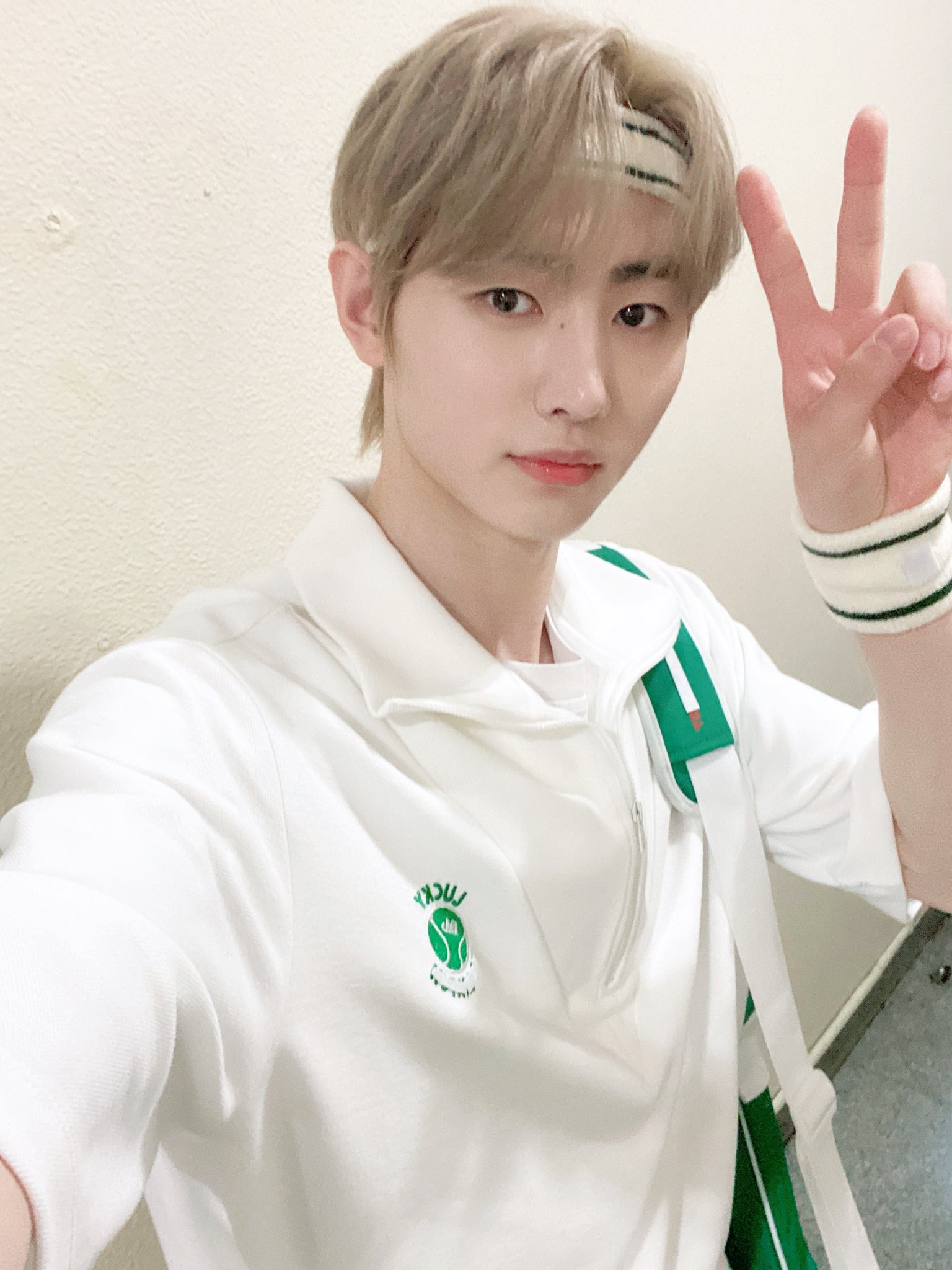 ENHYPEN OFFICIAL on Twitter: "[#오늘의ENHYPEN] 청량함 뿜뿜! 테니스 복장도 찰떡 소화하는 성훈