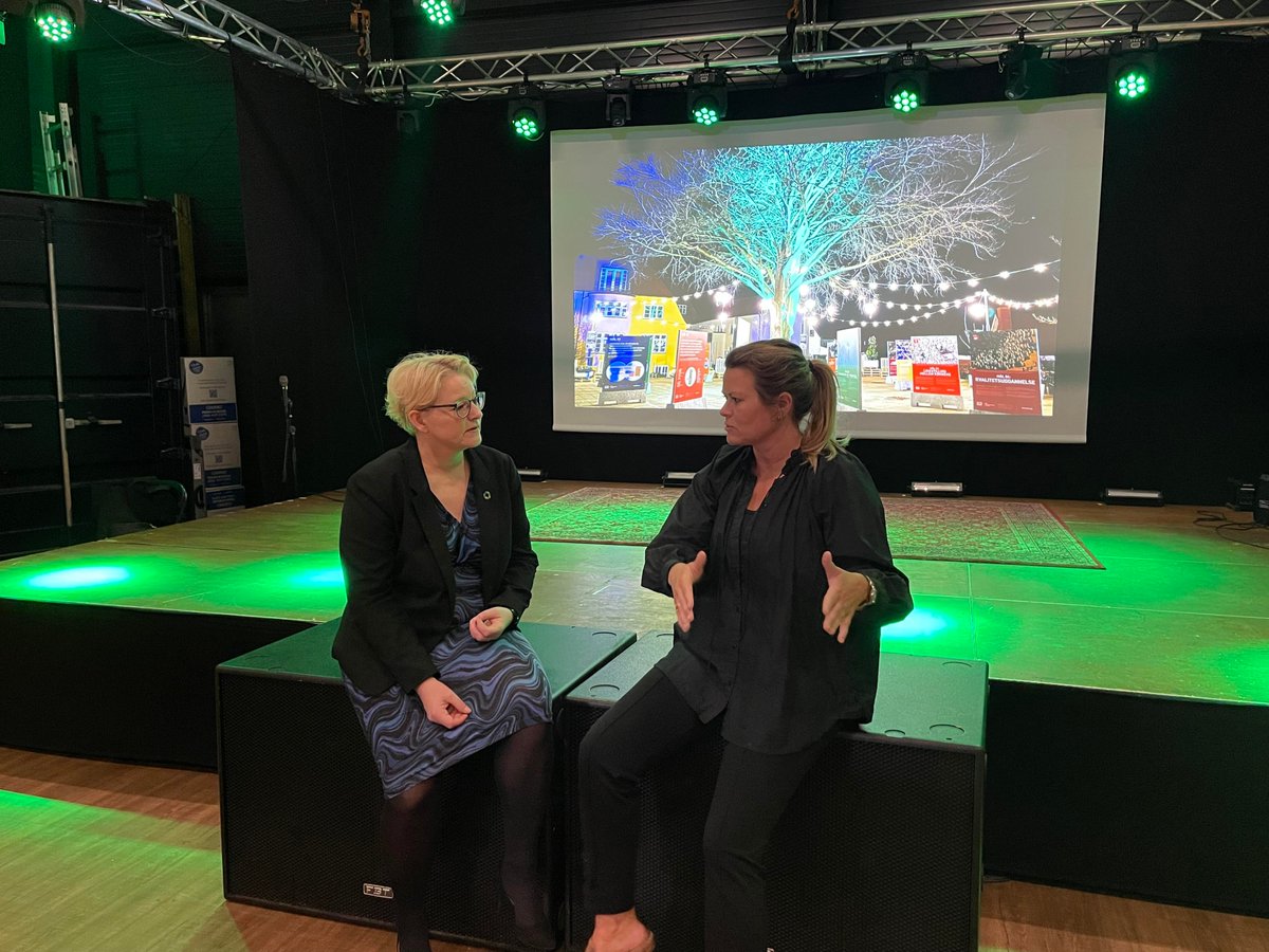 HolstebroUdv's tweet image. Fra provinsen til hovedstaden! Her ses Holstebro Udvikling P/S direktør Maj Britt Rosenmeyer Olsen og Stadsarkitekt København Camilla Richter-Friis van Deurs i snak om bl.a. fleksible byrum, grønne områder og brugerdiversitet.
#Byudvikling #Borgerinddragelse #CreativePlacemaking