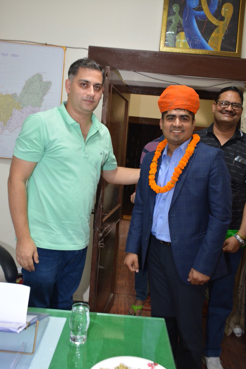 DcDmSikar's tweet photo. नव चयनित आईएएस अभ्यर्थियों की सफलता जिले के लिए फ्रक की बात है
शुक्रवार को आवास पर जिलें में नव चयनित आईएएस अभ्यर्थियों को मिठाई खिलाकर, माला व साफा पहनाकर स्वागत व सम्मान किया। https://t.co/jmeW2ACmRG