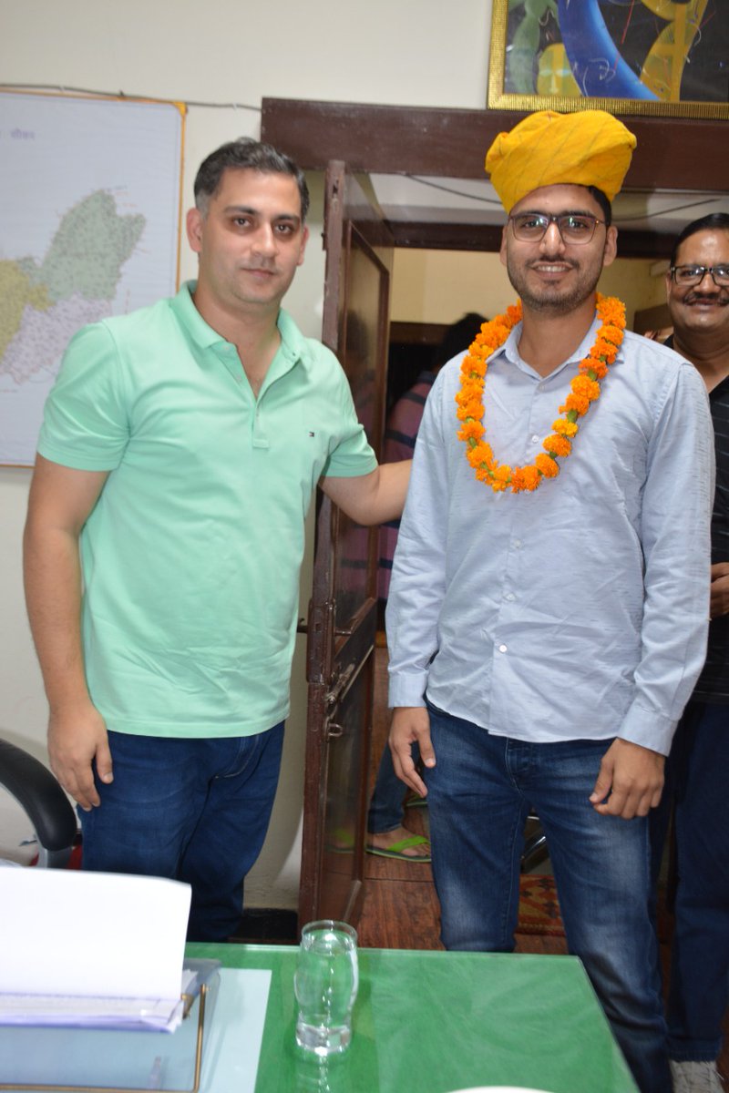 DcDmSikar's tweet photo. नव चयनित आईएएस अभ्यर्थियों की सफलता जिले के लिए फ्रक की बात है
शुक्रवार को आवास पर जिलें में नव चयनित आईएएस अभ्यर्थियों को मिठाई खिलाकर, माला व साफा पहनाकर स्वागत व सम्मान किया। https://t.co/jmeW2ACmRG