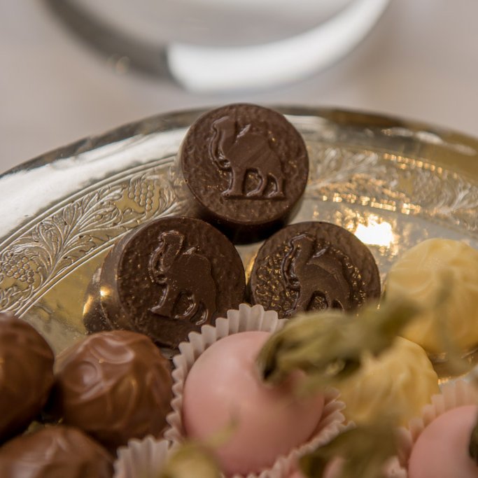 GrocersHall's tweet photo. We love to celebrate #WorldChocolateDay  at Grocers' Hall. Did you know that our Chefs make their own 'camel' chocolates in-house in order to serve at the end of your meal? 
#whitechocolate #milkchocolate #petitsfours #camels #worldchocolateday2022 https://t.co/7AzxInmshT