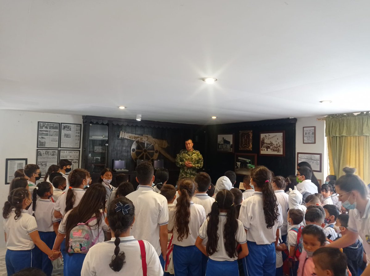 Ejercito_Div3's tweet photo. Los soldados del Batallón de Artillería N.°3 de la #TerceraBrigada, reciben a los estudiantes del colegio Alegría, del municipio de Buga, realizando actividades y recorrido por las instalaciones y donde aprendieron la labor del @COL_EJERCITO
#ConoceTuPatria https://t.co/iLGoeZMsgD