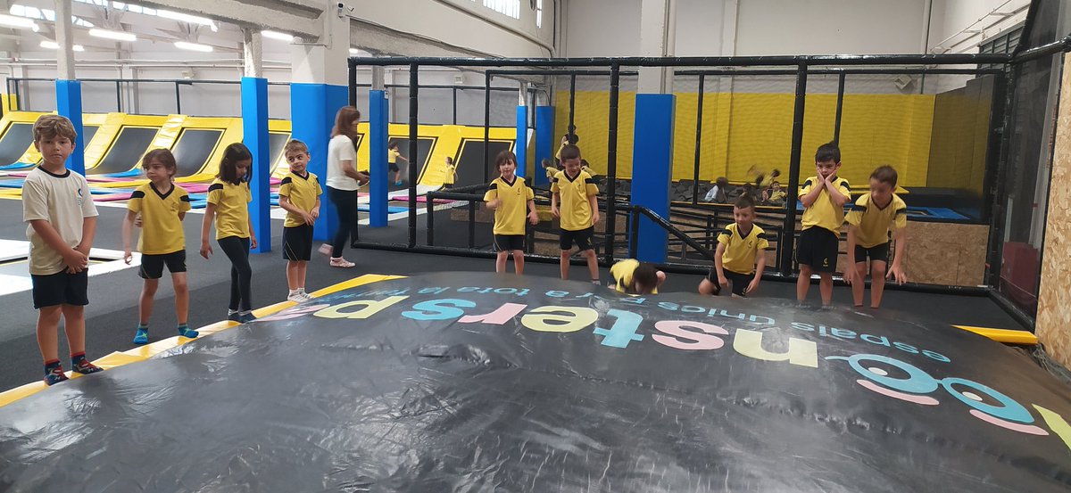joanpacn's tweet photo. Saltant, grimpant, jugant, gaudint.... Els nens i nenes de 1r @immaculadahorta @scarFernndez13 @rosa_corts s'ho estan passant genial al Moonsters Jump!!! https://t.co/wK1lxpSAZk