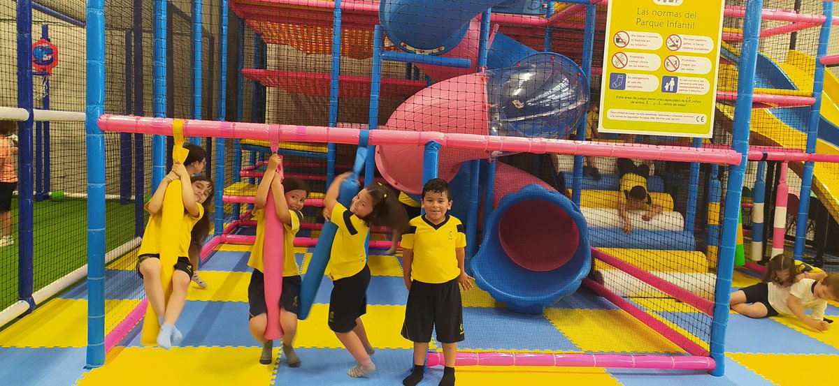 joanpacn's tweet photo. Saltant, grimpant, jugant, gaudint.... Els nens i nenes de 1r @immaculadahorta @scarFernndez13 @rosa_corts s'ho estan passant genial al Moonsters Jump!!! https://t.co/wK1lxpSAZk