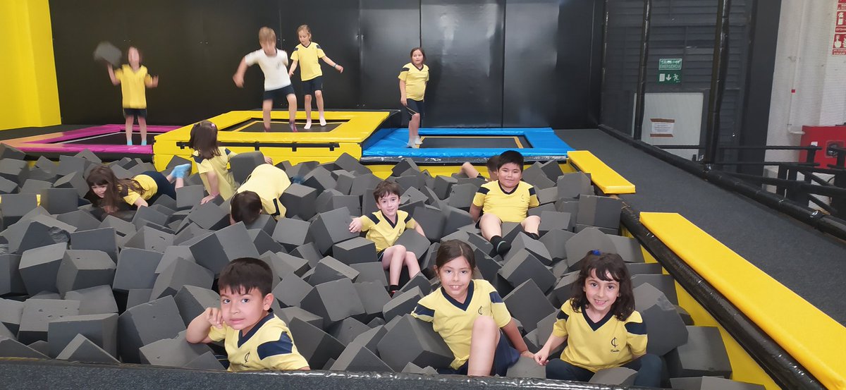 joanpacn's tweet photo. Saltant, grimpant, jugant, gaudint.... Els nens i nenes de 1r @immaculadahorta @scarFernndez13 @rosa_corts s'ho estan passant genial al Moonsters Jump!!! https://t.co/wK1lxpSAZk
