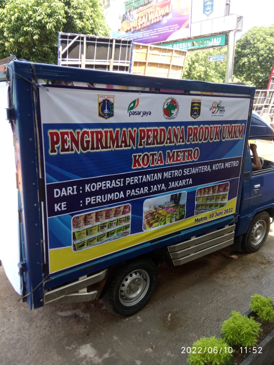 JarnasABW's tweet image. Tdk perlu import. Hr ini Anies Baswedan di Metro,Lampung unt tndatangan krjasma pngirimn produk pngan ke Jakarta.Skali lg Anies Baswedan buktikan kta tdk perlu dikit2 import.Klo mau serius kbutuhn spt beras,daging&amp;amp;telor bs dipenuhi olh UMKM dlm negeri sendiri. Setuju? Rt dong ya.