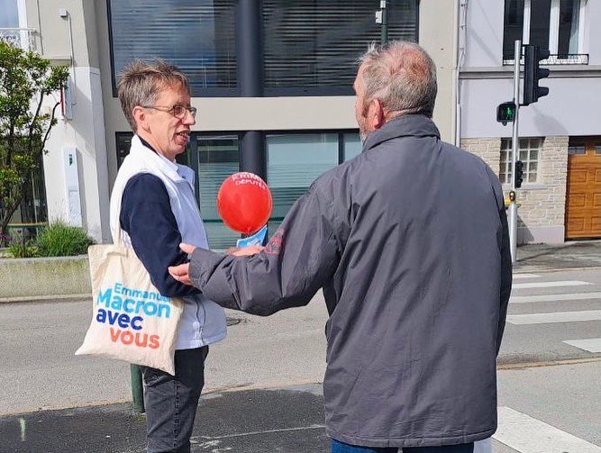 🎈Belle matinée sur le marché d’Equeurdreville avec Nicole, Johan, Joris et mon suppléant Olivier pour ce dernier jour de campagne avant le 1er tour ! 
#SoniaKrimi #Krimi2022 #Législatives2022 #Circo5004 #Cotentin #Manche #CherbourgEnCotentin #AvecVous