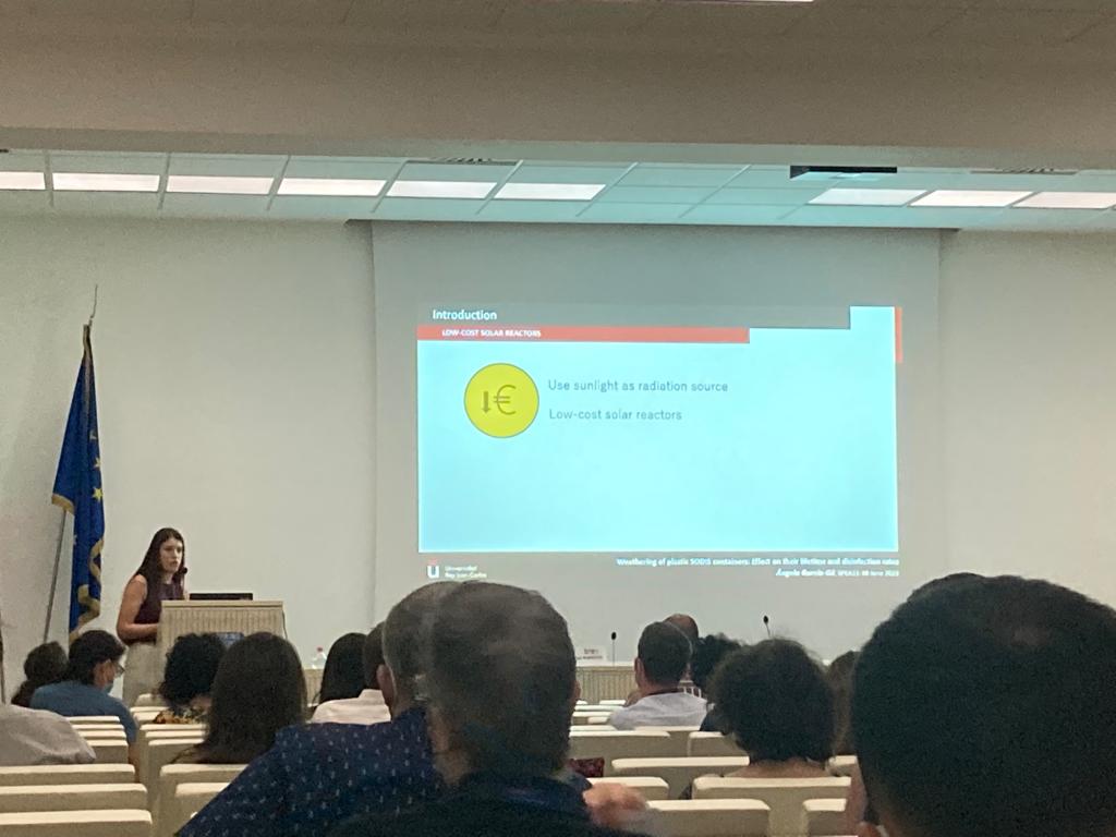 Last day in #SPEA11. Turn to Ángela (<a href="/ella_titula/">Ángela García Gil</a>) to present her work about weathering of solar reactors! Well done, doctor!