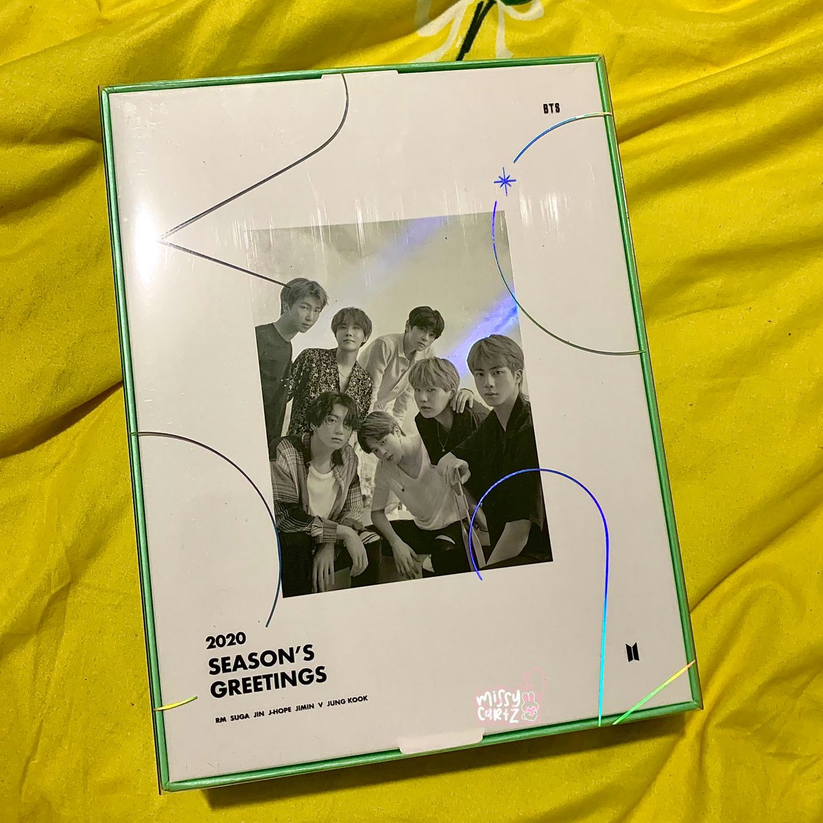 missycartz's tweet photo. ✶ wts lfb ph — #missysellz .ᐟ 

𓏔 bts seasons greetings 2020
✴︎ ₱1,500 still nego  
✴︎ 2 days dop or payo
✴︎ onhand
✴︎ see photo for the inclus

〰︎ check pinned twt or carrd !! [ https://t.co/HCOQzfb6Do ]

t. jin jimin suga rm taehyung jungkook jhope sg https://t.co/3TSd64uV15