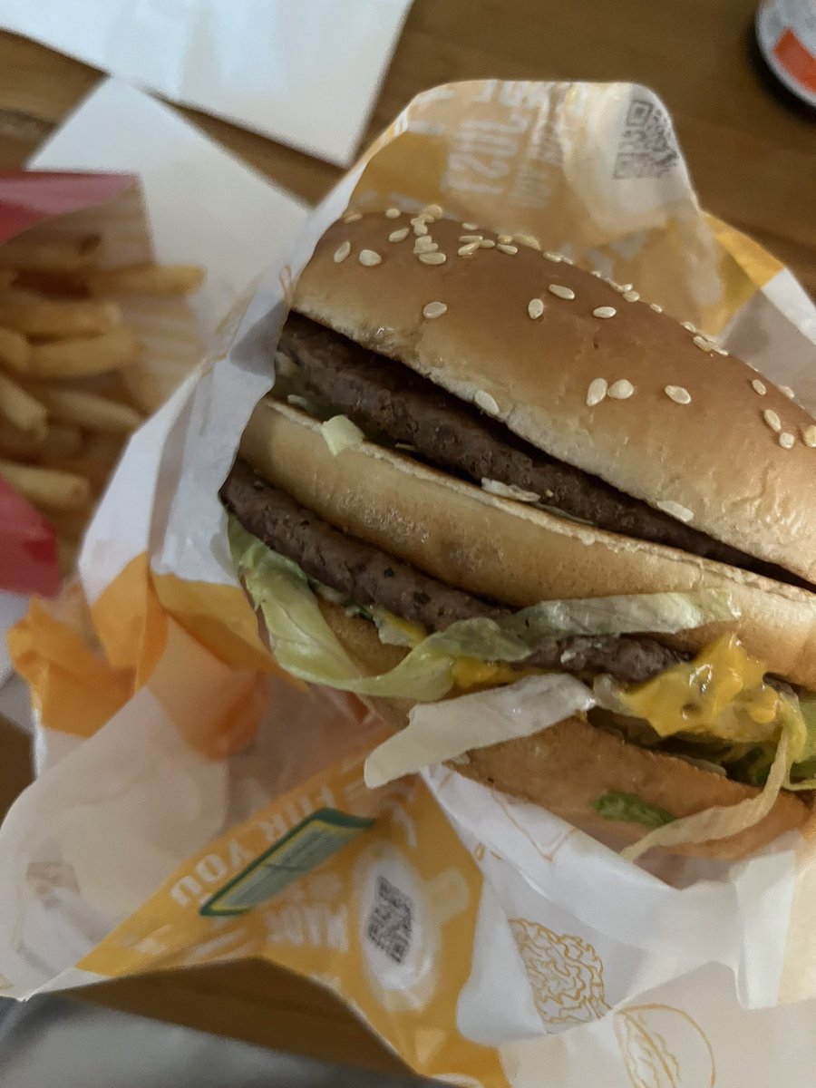 redtokima's tweet photo. グランドビックマック！
前から箱だと食べにくいなって思ってたんだけど、包み紙に出来ること知ったから早速試してみた！
食べやすくて便利！おすすめ！ https://t.co/NoNKsTZfFa