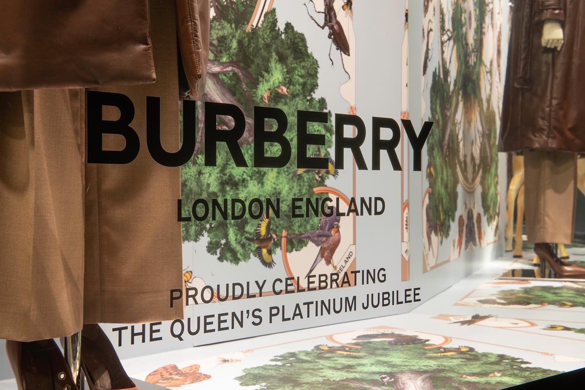 govisualltd's tweet photo. Special windows for a special occasion - Platinum Jubilee 👑

@burberry 
@harrods 
#platinumjubilee 

#visualwindows #windowdisplay #windowdesign #art #london #harrods #burberry https://t.co/2i6woLlAvq
