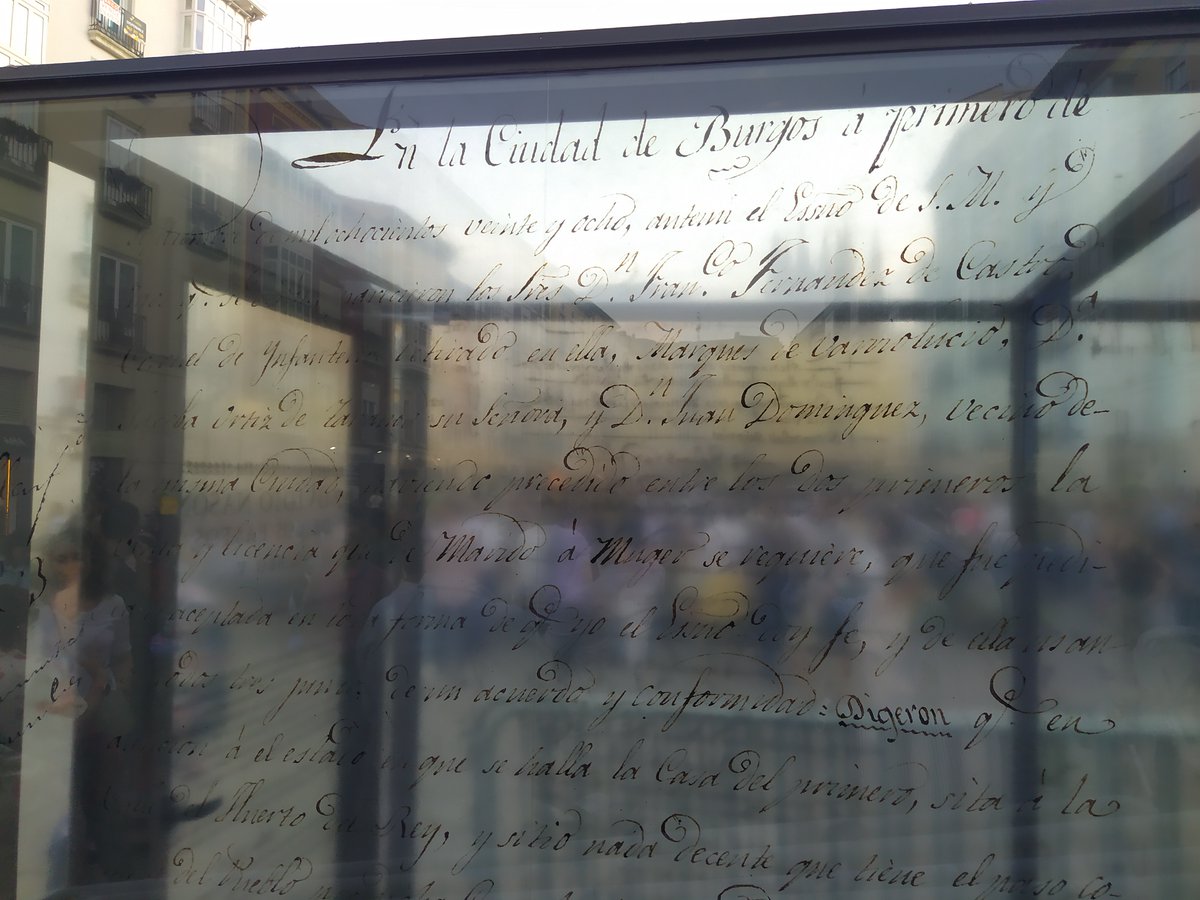 Jjo_Rodriguez's tweet photo. Pero en 2016 se procedió a la reforma de la plaza, con la inclusión de una cabina de metacrilato, que protege el acceso al parking subterráneo.
Que está decorado con una raras letras...⤵️ https://t.co/m4u6mDzd81