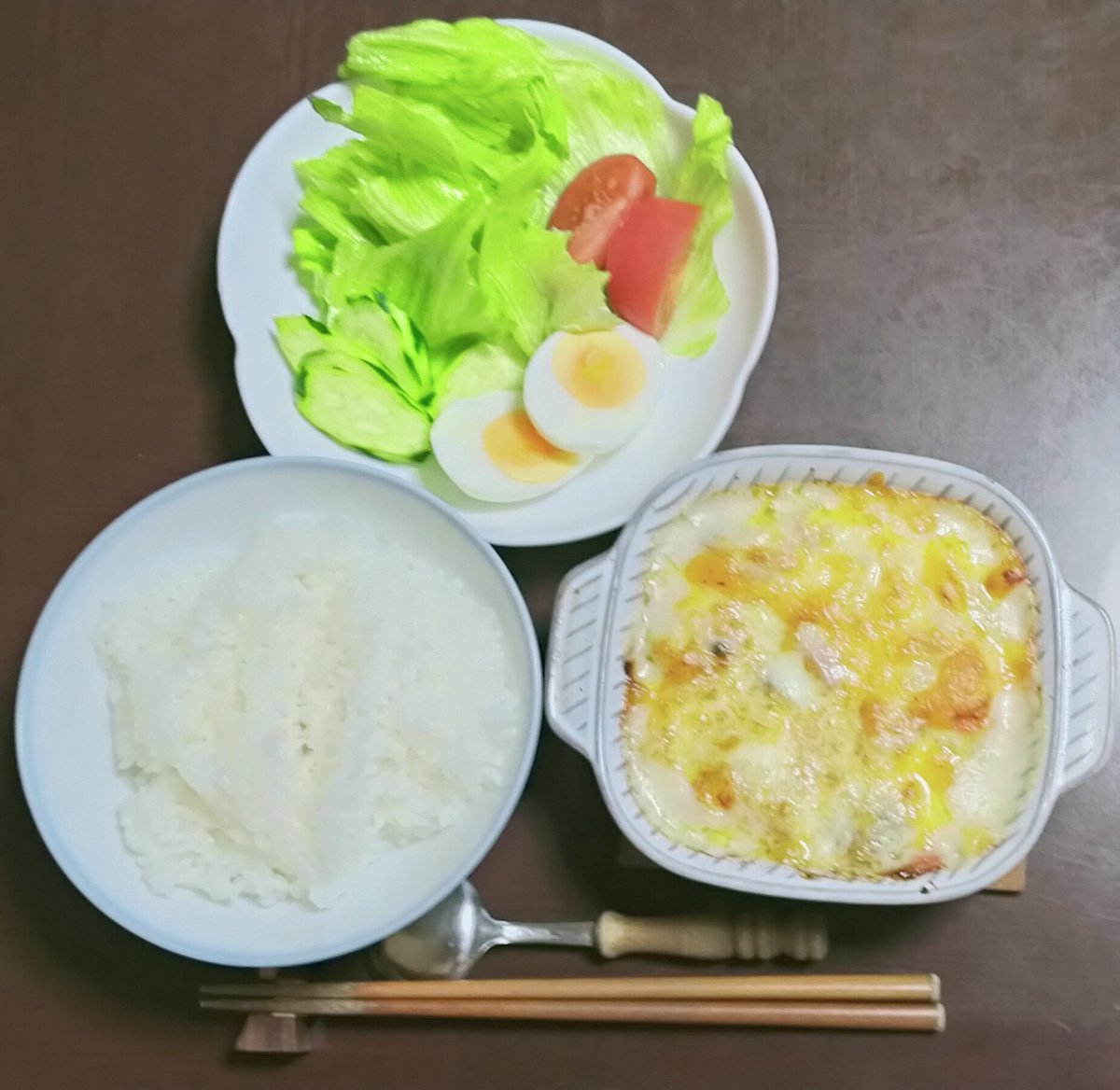 今日の夕食はグラタンにサラダとご飯です！久しぶりにグラタン食べますが、好きなんですよね、ご飯を浸して食べるのが。汗かきながら食べるグラタンもなかなか良いですね！ご馳走さまでした😋🍴🙏🏻