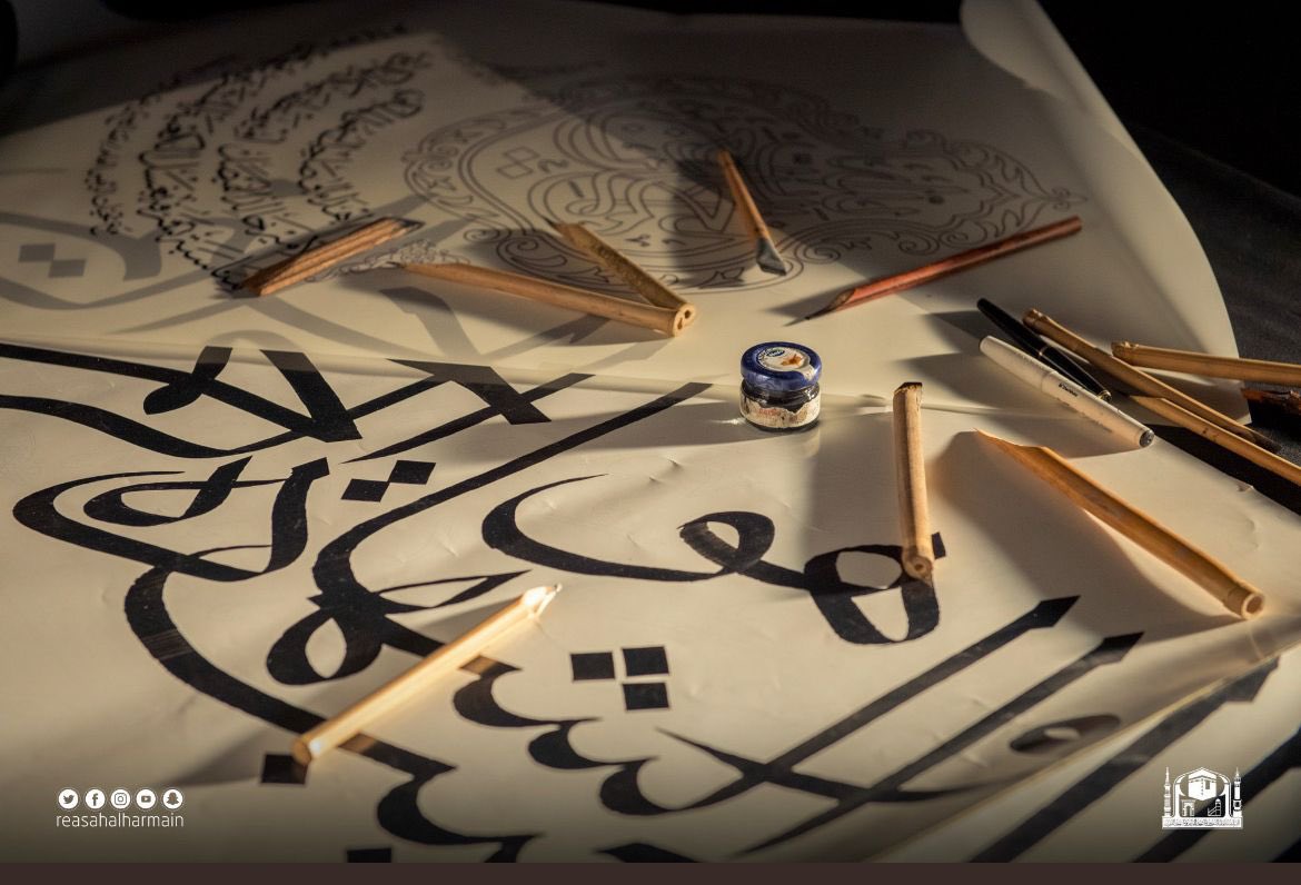 SadeenLetters's tweet photo. خط الثُلُث: ظهر في القرن الرابع الهجري.وهو من أشهر أنواع الخطوط المتأصلة من الخط النسخي،وسمي بذلك لأنه يكتب بقلم يُقَطّ محرَّفًا بسُمْك ثلث قطر القلم، لأنه يحتاج إلى كتابة بحرف القلم وسمكه.وهو من أصعب الخطوط من حيث القواعد والموازيين،وهو يمتاز بالمرونةومتانةالتركيب وبراعةالتأليف https://t.co/ipd2cWAS39