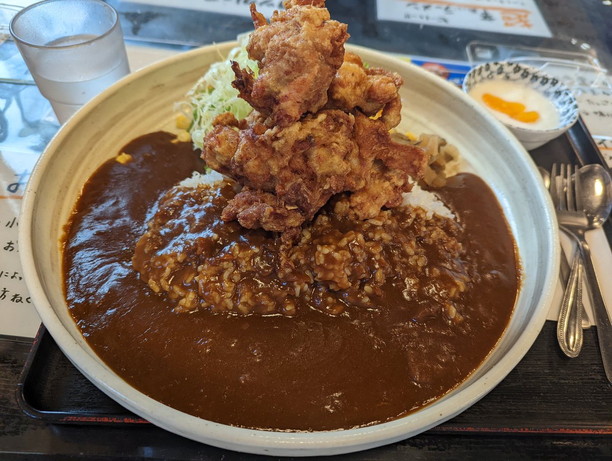みどり食堂@鶴岡市 唐揚げカレー 四半世紀ぶり。ラーメン食べようと思っていたんですが、隣の人の唐揚げカレーが凄かったので変更。 皿でっかい唐揚げタワーすげぇ。持ち帰りのタッパーありますか？なんて言わせないスタイル好き😍腹くづー😂美味かったー😋鶴岡の ...