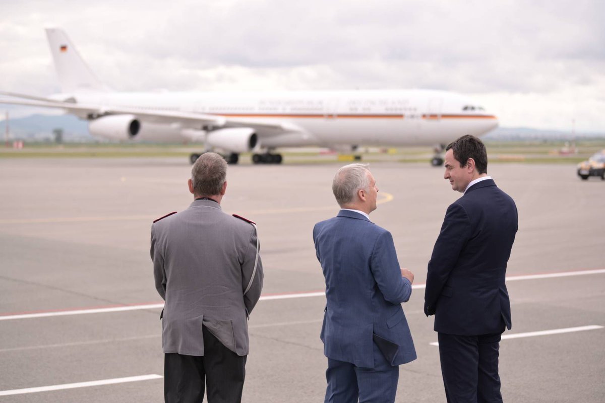 albinkurti's tweet photo. Welcoming Chancellor of the Federal Republic of Germany, Mr. Olaf Scholz. https://t.co/nr3kXdbRfC