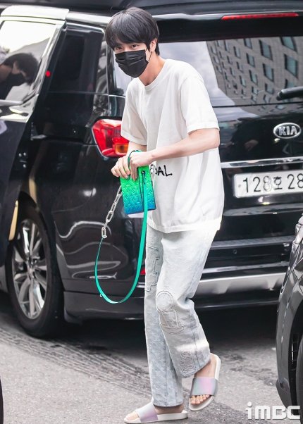 chizikook_'s tweet photo. Tahu gak foto jin yg ini kmedia beri judul "Bahkan kakinya pun TERLIHAT TAMPAN"🤣🤣🤣 https://t.co/zjAy06tX9z