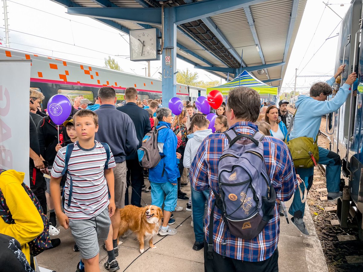 jirisvoboda_cz's tweet photo. Do dnešní 15. hodiny je pro veřejnost zpřístupněna jednotka TGV na jihlavském nádraží. O prohlídku vlaku, kterou připravila @Spravazeleznic společně s francouzskými partnery, je na Vysočině značný zájem. #TGVCESKO https://t.co/zRSBuyKu45