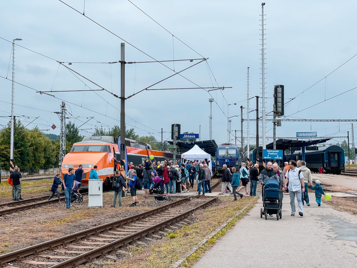 jirisvoboda_cz's tweet photo. Do dnešní 15. hodiny je pro veřejnost zpřístupněna jednotka TGV na jihlavském nádraží. O prohlídku vlaku, kterou připravila @Spravazeleznic společně s francouzskými partnery, je na Vysočině značný zájem. #TGVCESKO https://t.co/zRSBuyKu45