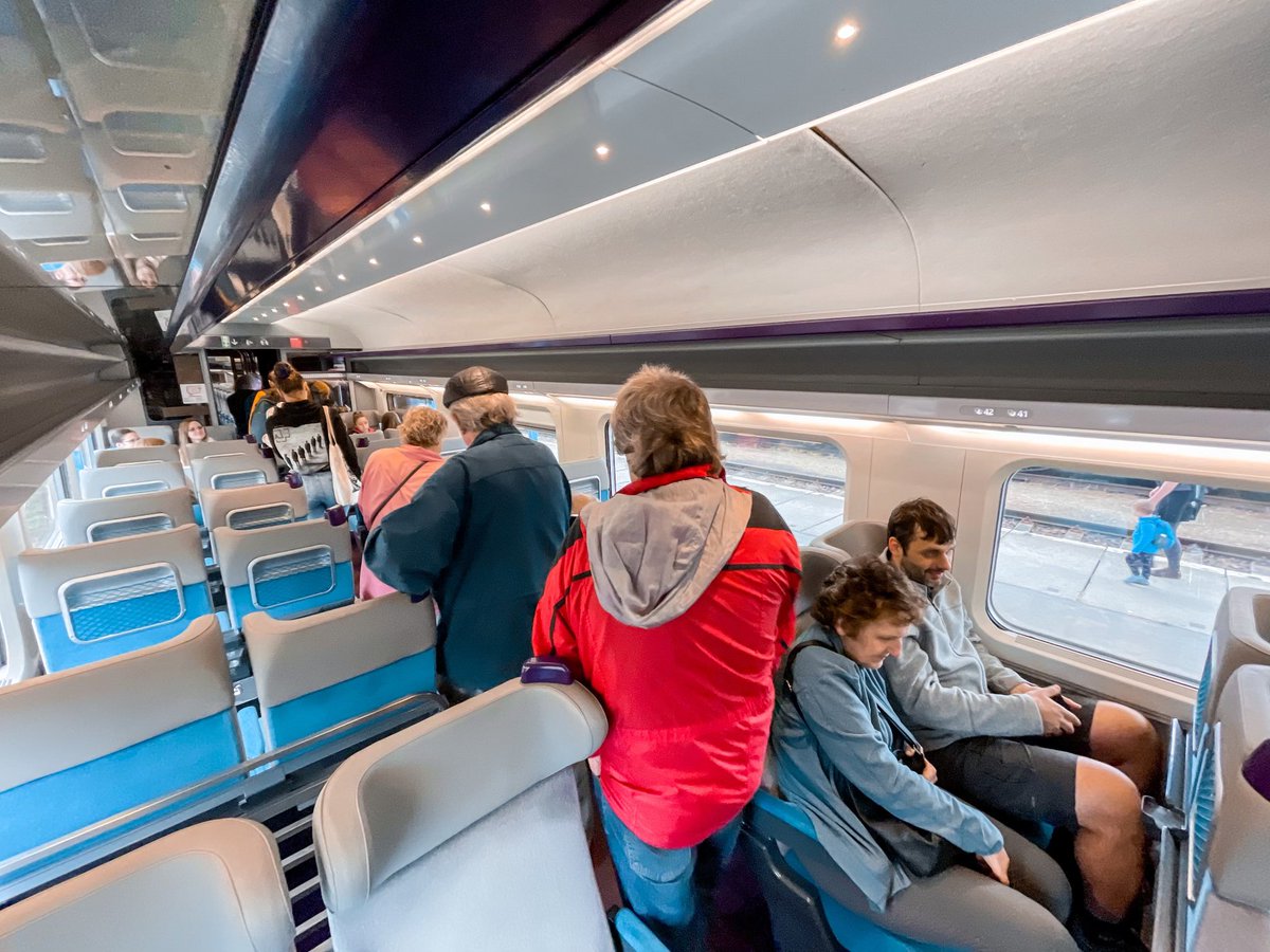 jirisvoboda_cz's tweet photo. Do dnešní 15. hodiny je pro veřejnost zpřístupněna jednotka TGV na jihlavském nádraží. O prohlídku vlaku, kterou připravila @Spravazeleznic společně s francouzskými partnery, je na Vysočině značný zájem. #TGVCESKO https://t.co/zRSBuyKu45