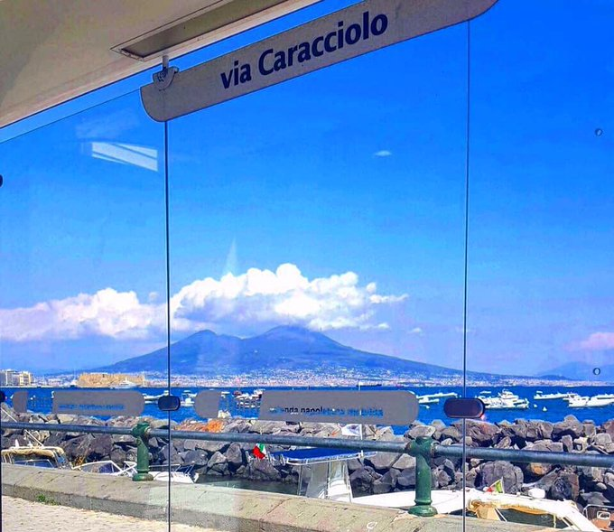 paradisoa1's tweet photo. E comunque a Napoli abbiamo sempre la fermata d'autobus più bella del mondo. https://t.co/MKioY6yxOO