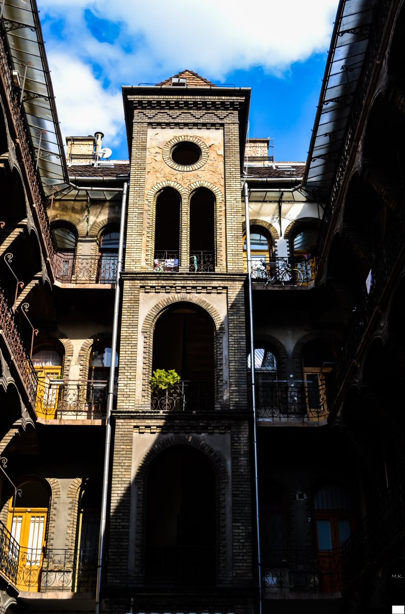 GM / GA / GE dear followers ! For a change, I wanted to present to you some architecture that is possible to find in Budapest ! This one is from the building I'm living in

#photooftheday #photographylovers #architecture #Budapest #pieceofart #Building #home