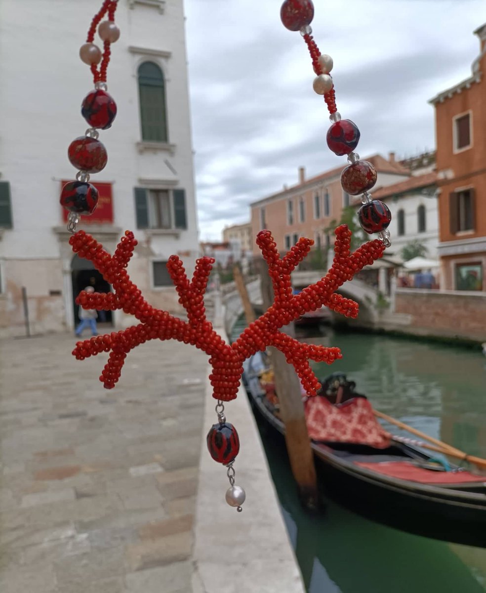 Moody weather, swinging corals to the summer breeze!

#marisaconvento #venetiandreams #bottegacini #seedbeads #beadwork #beaded  #conterie #perlineveneziane #glassbeads #perleinvetro #muranoglass #vetrodimurano #jewellery #glassjewellery #gioielli #gioielliinvetro