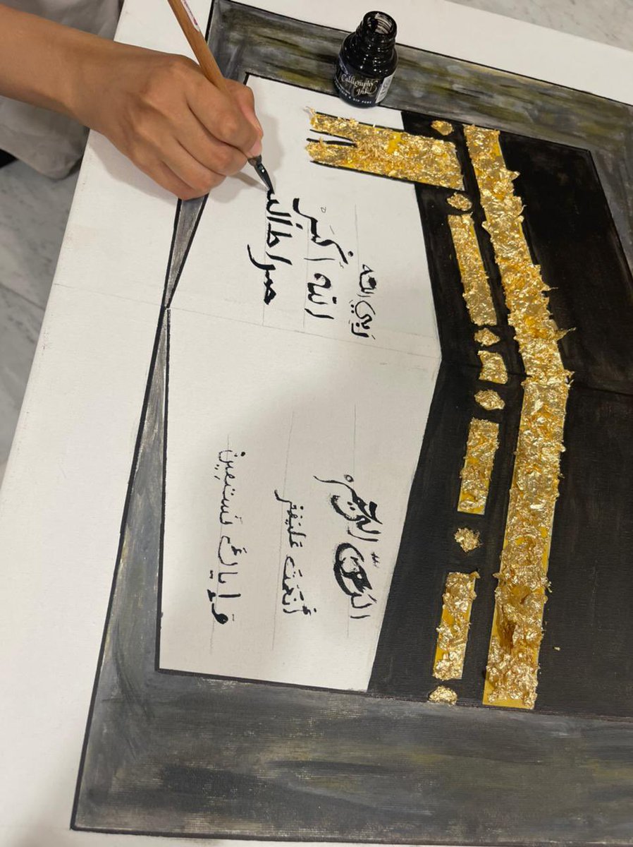 SadeenLetters's tweet photo. لتعزيز الثقافة المجتمعية بالخط العربي  قام فريق عمل مبادرة #حروف_سدين بعمل نشاط تفاعلي مع طالبات جامعة الملك سعود  لخوض تجربة الكتابة بخط الثلث https://t.co/JD44BhxIix