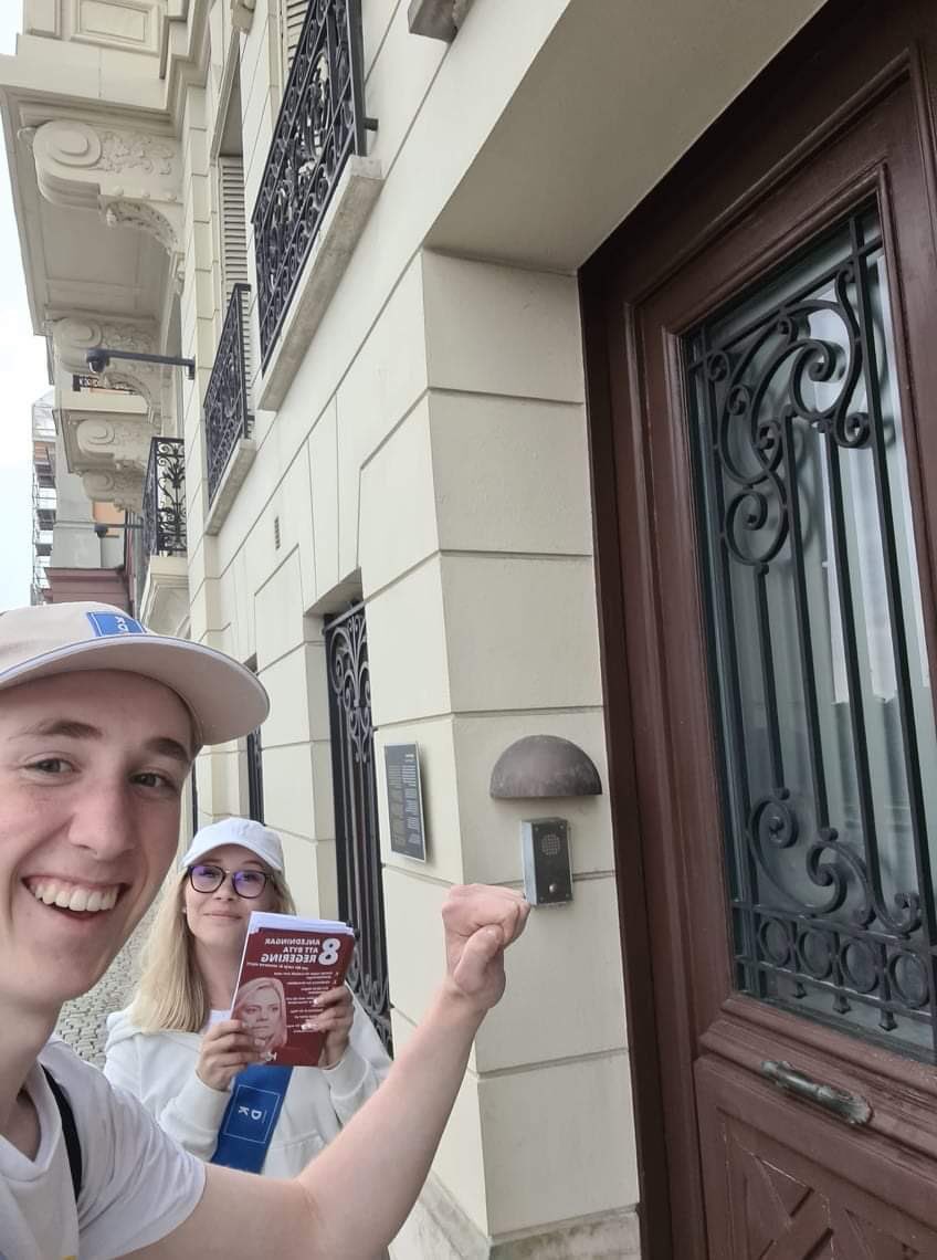 Vi knackade på hos Magdalena Andersson. Påminde henne om att flyttbilen kommer den elfte september.