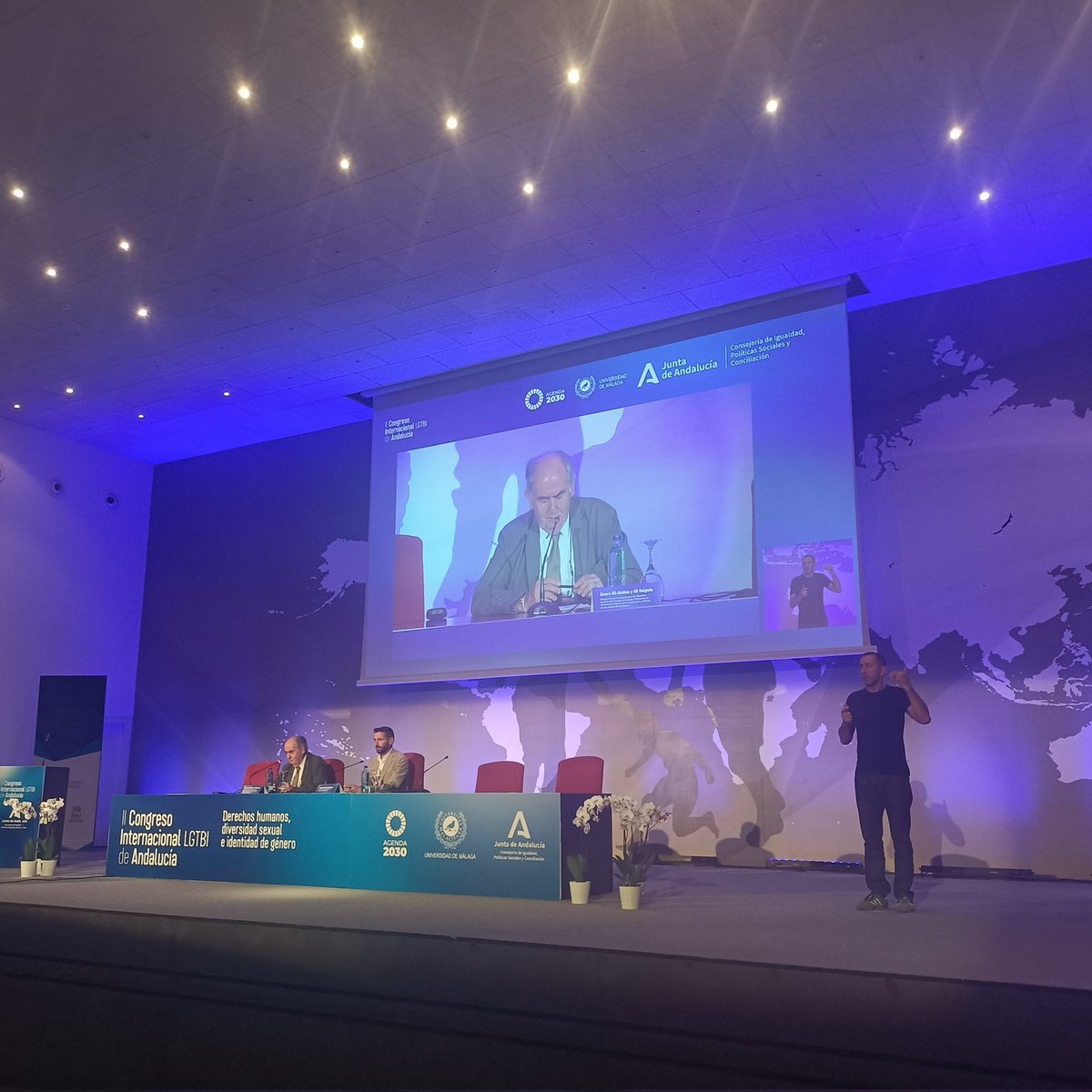 InterpreteSigno's tweet photo. Nos encanta llegar a nuestro puesto de trabajo y que la organización lo tenga todo previsto para que nuestro trabajo sea más fácil.
Luz, cámara propia, equipo de sonido, espacio en el escenario, un poquito de agua y a Interpretar.
Os dejamos el enlace 👇
https://t.co/cYVg18vsYF https://t.co/N2GTWKVKie