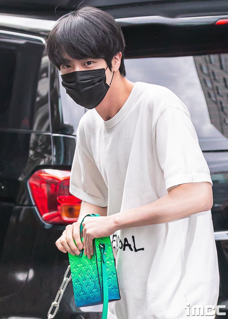 jiniya_artwork's tweet photo. 가방에 소중하게 모아둔 해바라기씨 잔뜩 담겨 있어서 경계하는 아기 햄스터입니다. https://t.co/sEpyIctzWt