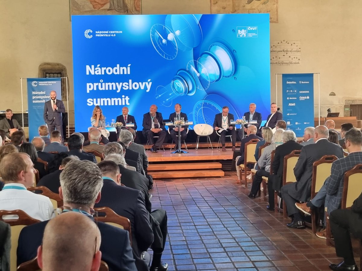 „Zavedení digitálního dvojčete uspoří desítky procent při vývoji produktu," říká <a href="/EduardPalisek/">Eduard Palíšek</a>, CEO Siemens ČR na Národním průmyslovém summitu 2022 <a href="/NCP40/">NCP4.0</a> <a href="/CIIRCCTU/">CIIRC ČVUT</a> 👏 
#prumysl40 #digitaltwin
