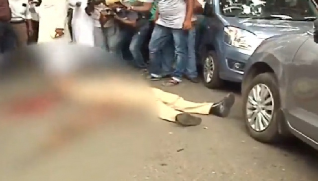 ⚡ #BreakingNews: Indiscriminate #firing near #Bangladesh Deputy High Commission in #Kolkata's #Muslim dominated #ParkCircus area on Friday. Two including a woman killed as a Police personnel opened fire from his service weapon. Policeman shot himself after firing several rounds.