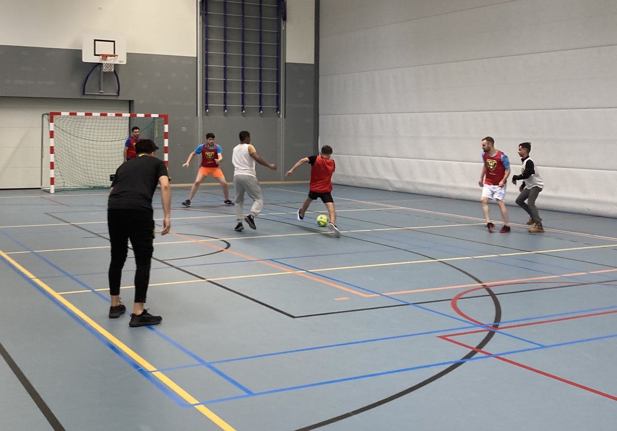 Vorige week vrijdag is de eerste groep 18+ Futsal van start gegaan onder leiding van onze Futsaltrainer.
Via Futsal krijgt deze groep 'nieuwkomers' de kans om samen te sporten én ondersteuning te krijgen op persoonlijk vlak, bijvoorbeeld op het gebied van taal, werk of opleiding.