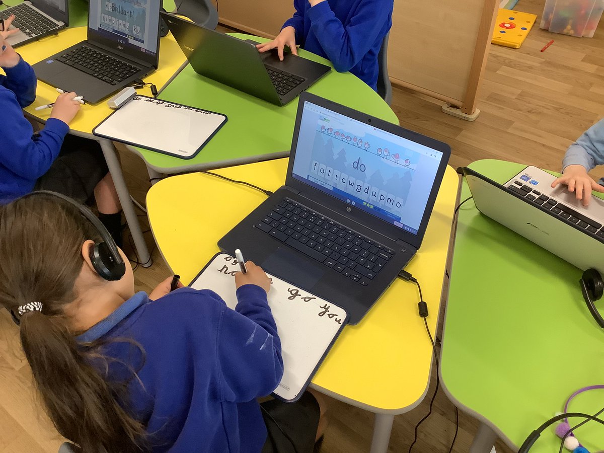 StMarysCf11Y1's tweet photo. Using the computer to spell words. We use the whiteboard when we want extra help. #ictgames https://t.co/0ybqGN9cya