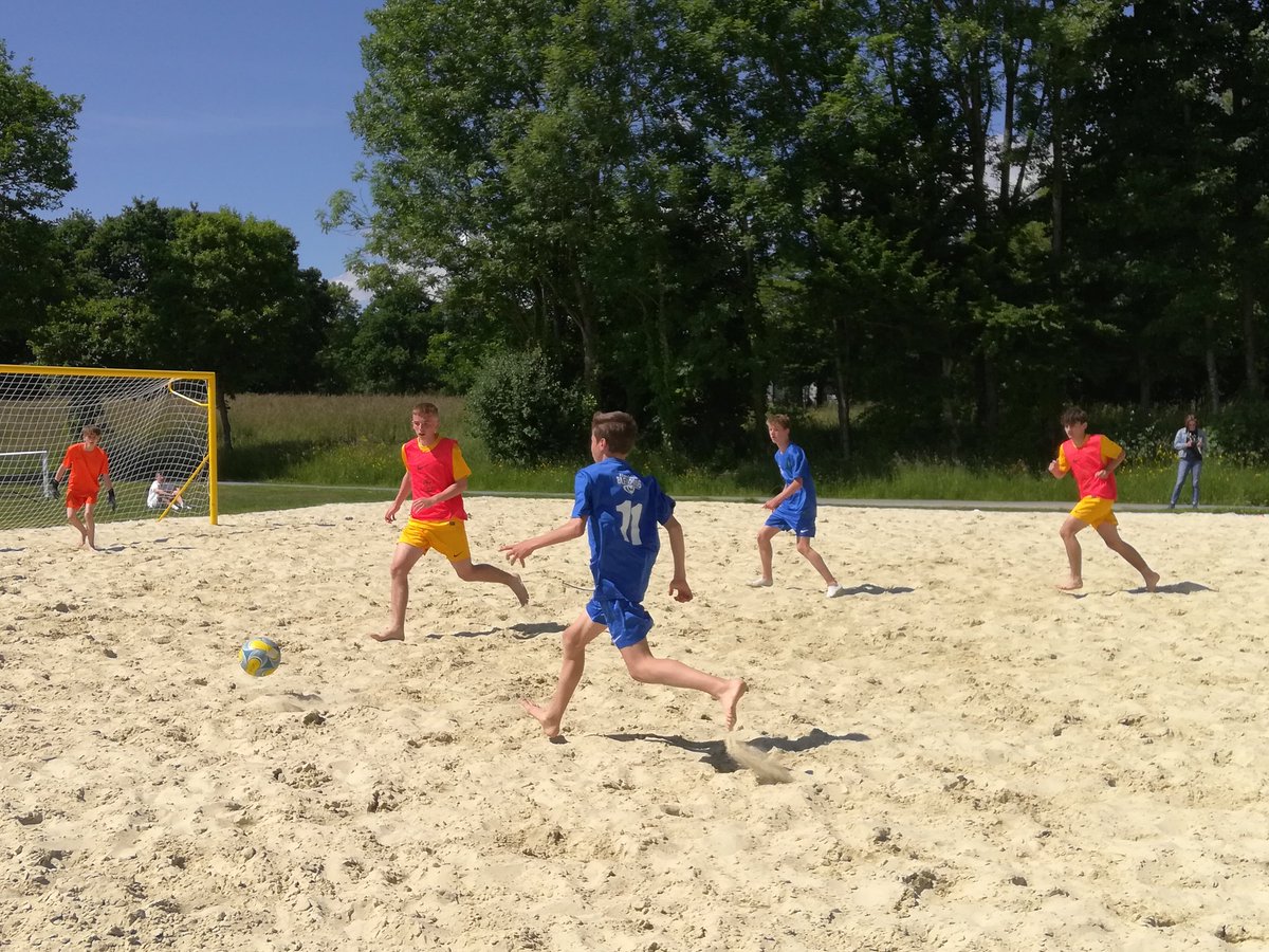 1er Inter-districts Beach Soccer qui a eu lieu le mercredi 1er juin entre les sélections U15 de l'Orne et du Calvados sur le nouveau et 1er terrain ornais-normand de La  Ferté-Macé.Belle expérience pour nos joueurs. Super terrain. Merci à la ville  et  à <a href="/JBagnoles/">JEUNESSE FERTOISE BAGNOLES</a>. <a href="/LFNofficiel/">Ligue F⭐⭐t Normandie 🤙</a>