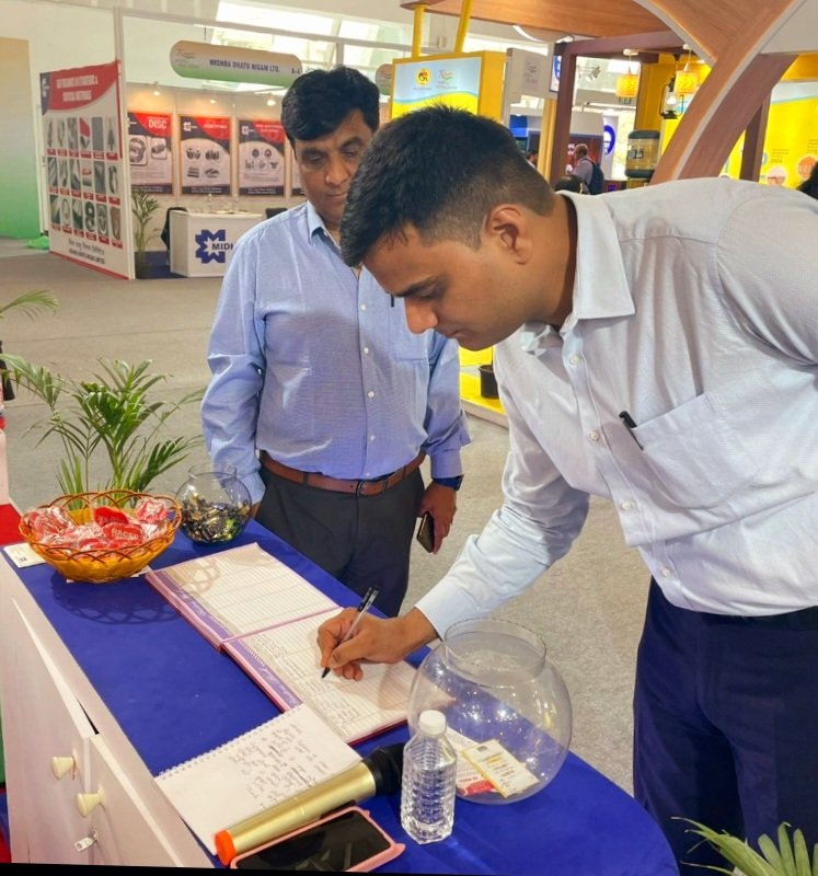 HPCL's tweet photo. Ms Neha Prakash (IAS) Collector Shravasti, UP &amp; Mr Ashutosh Dwivedi (IAS) DDC Muzaffarpur, Bihar visited #HPCL Stall at #AKAMMegaShow at Gandhinagar Gujarat which is showcasing journey of 75 CPSEs over the past 75 years.
#AmritMahotsav #NationBuilding #AatmaNirbharBharat @DPE_GoI https://t.co/1TEUhFdAZ1