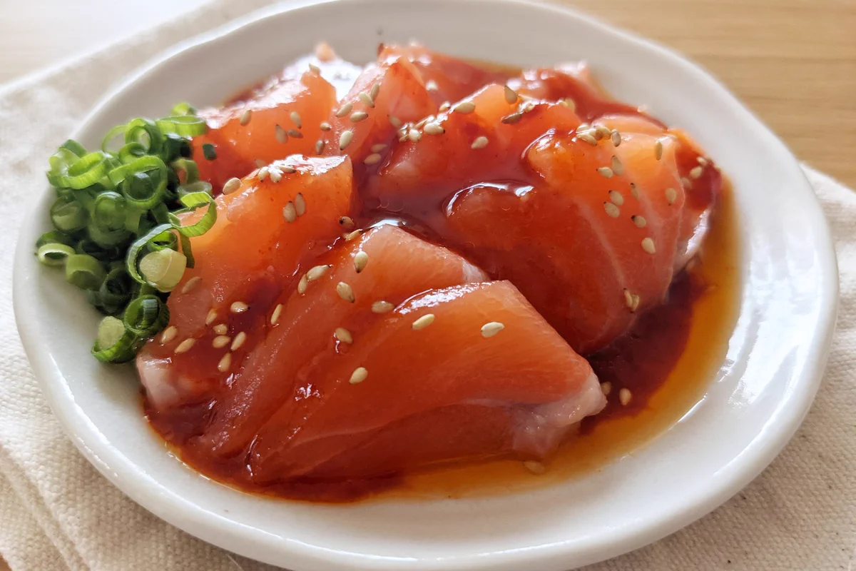 ピリ辛で食べる手が止まらない！ヤンニョム風サーモンカルパッチョ。