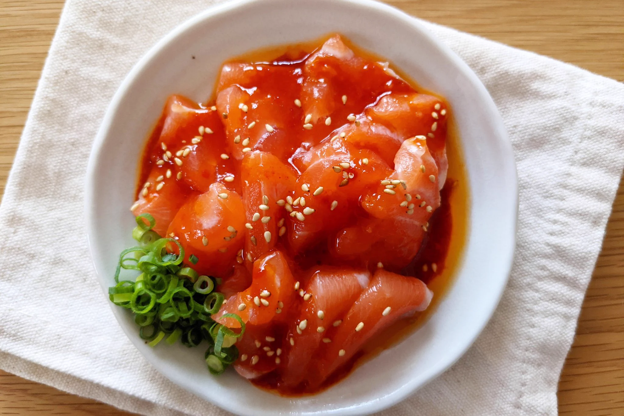 ピリ辛で食べる手が止まらない！ヤンニョム風サーモンカルパッチョ。