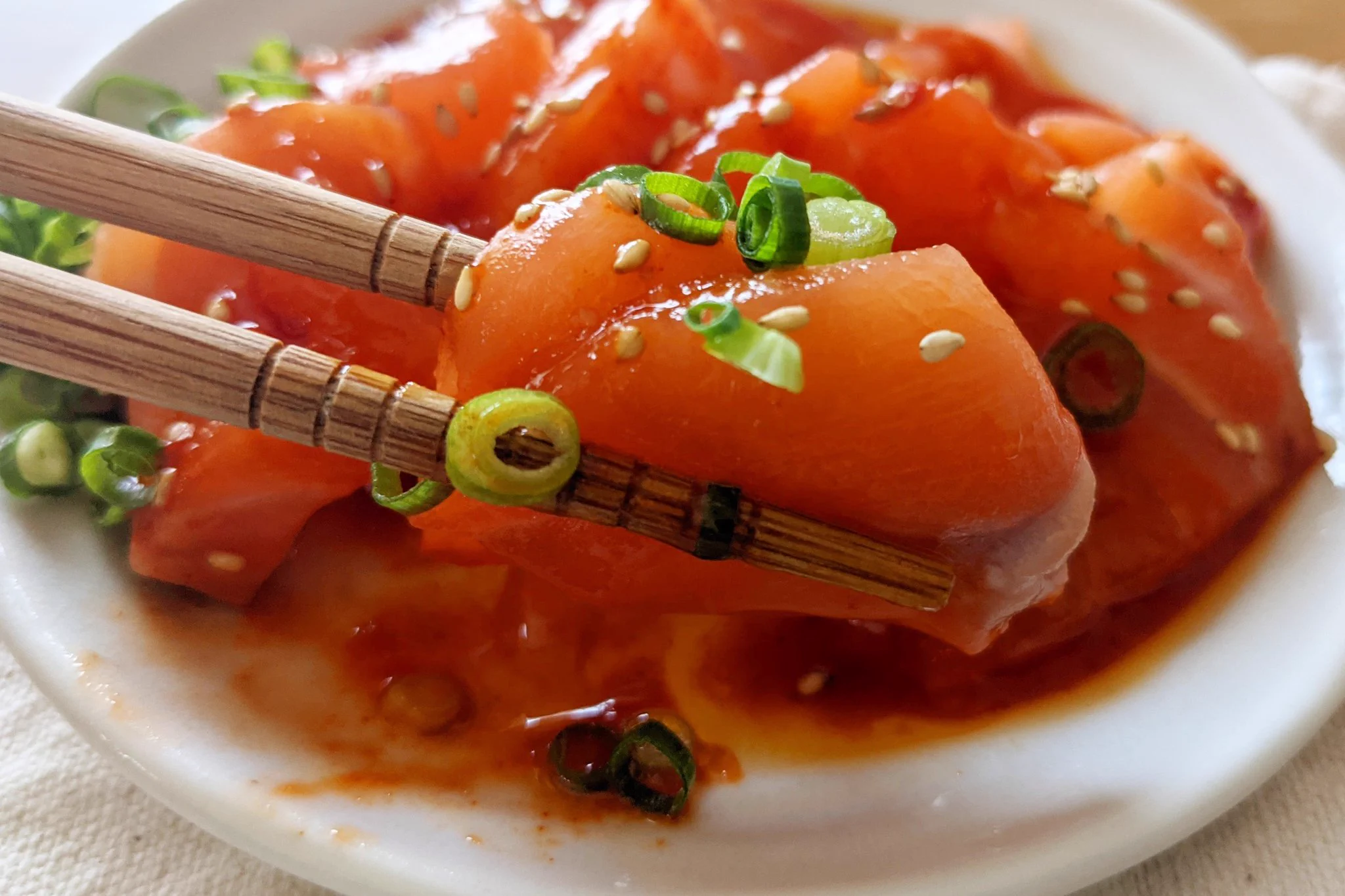 ピリ辛で食べる手が止まらない！ヤンニョム風サーモンカルパッチョ。