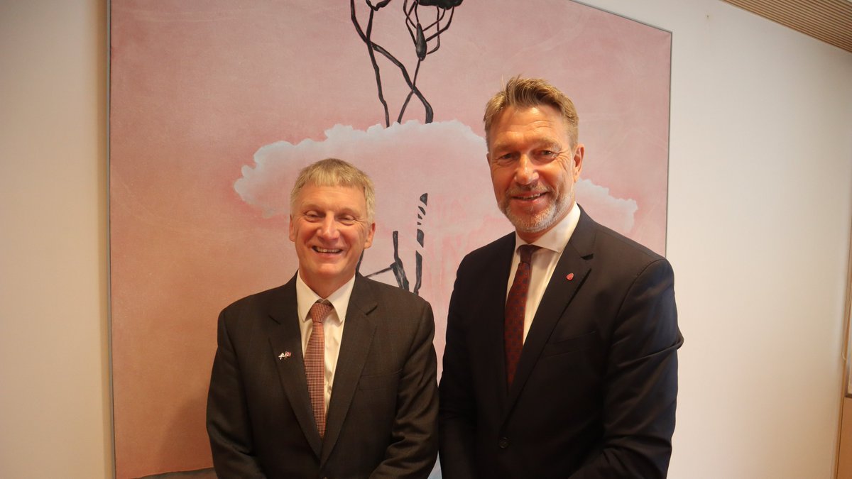 Today Minister of Petroleum and Energy @terjeaa met the Scottish Minister for Business, Trade, Tourism and Enterprise @Ivan_McKee. Norway and Scottland have common interests in the #energytransition with #offshorewind and new low emissions technologies such as #hydrogen and #CCS