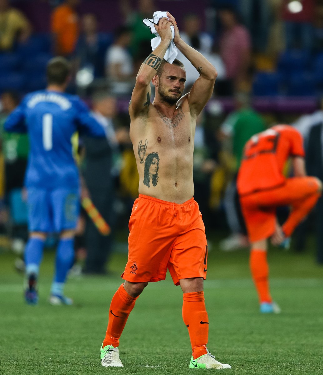 sportbible's tweet photo. Wesley Sneijder: “I could have been as good as Leo Messi or Cristiano Ronaldo, but I just didn’t feel much for it. I love life and drank a glass of wine here and there. Leo and Cristiano are different. They sacrificed so much. That’s fine. My career was still great.” https://t.co/gmZXpMiMZK
