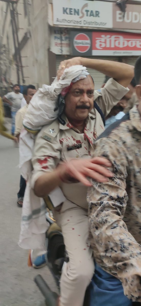 Abhinavpinch's tweet photo. झारखंड की राजधानी रांची में विरोध प्रदर्शन का ये तरीका देखा? 
हद्द जहालत है! 

हिंसा आपका पक्ष कमजोर करती है।नूपुर शर्मा की गिरफ्तारी की मांग करने वालों को  इतनी सी बात काहे नहीं समझ आ रही? https://t.co/HckmPHiYPb