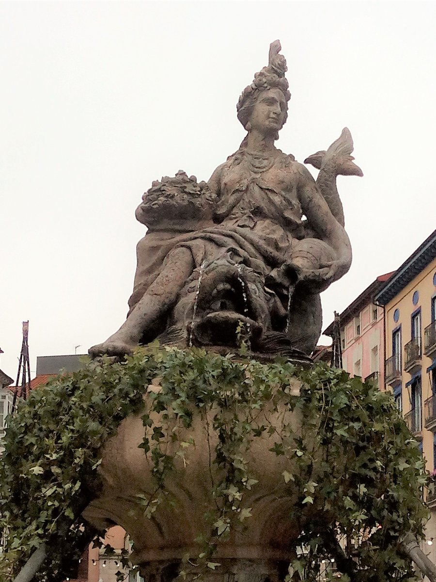 Jjo_Rodriguez's tweet photo. Así que, cuando vayáis a tomar un algo en las terrazas de la plaza del Huerto del Rey, saludáis a la diosa Flora, obra del escultor Manuel Romero Puelles (1762).
Y a practicar paleografía.
Saludos a todos. https://t.co/B7uxvAUQEf