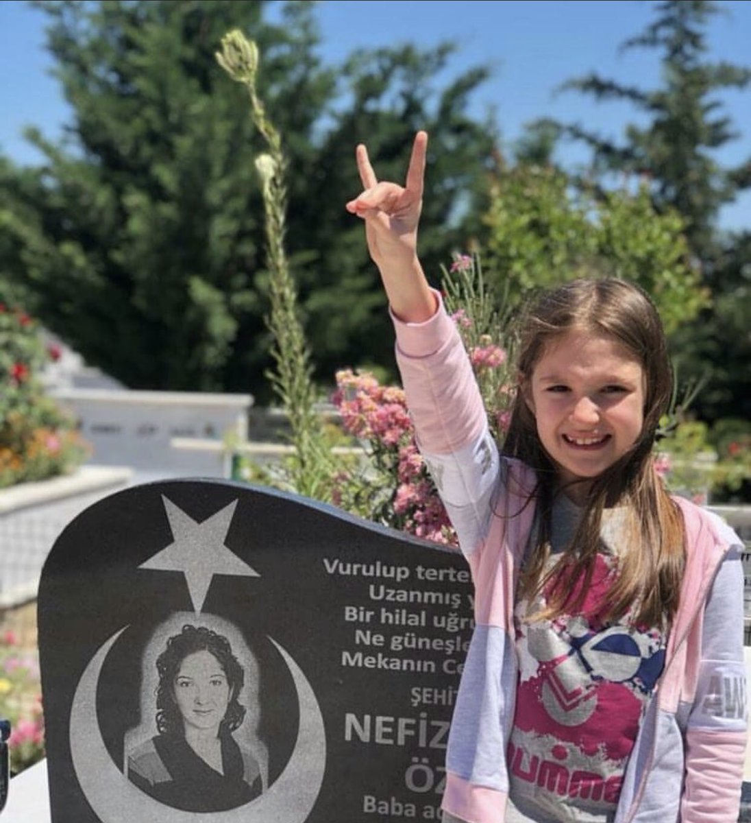 Nefize Özsoy Aybüke öğretmenimiz gibi aynı terör örgütü pkk’nın hain saldırısında şehit oldu. Kabri başında kızı herkese bir mesaj verdi. 
Bir ölür bin diriliriz!