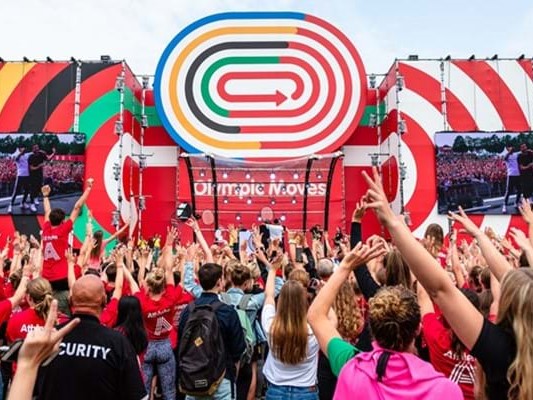 Vandaag vindt Olympic Moves the School Final plaats! Meer dan 6.000 leerlingen en zo'n 1.000 gymleraren van 300 middelbare scholen reizen af naar Papendal om daar de finales te spelen van 18 sporten.
Lees meer: kvlo.nl/nieuws/artikel…
#OlympicMoves #Gymles #GoedLerenBewegen