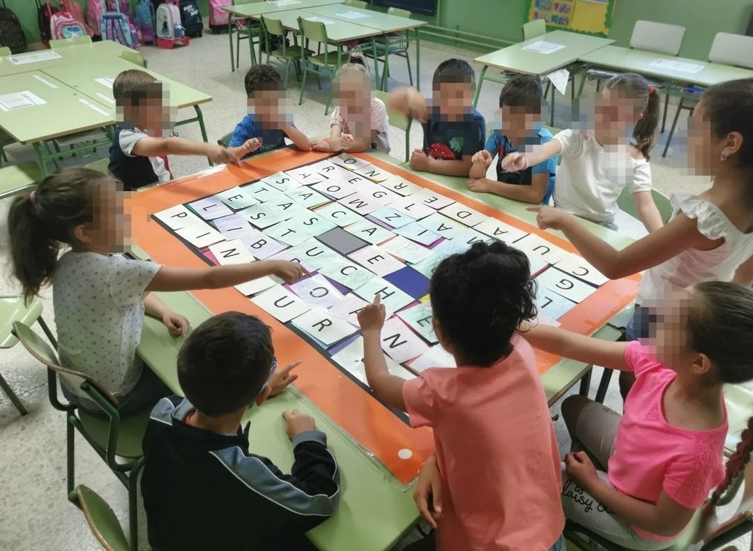 ajedrezquevedo's tweet photo. Discovering new words throught the algebraic system using chess as a tool in the classroom. 
@FIDE_chess
@FIDEschoolChess
@foroprofesores
@MIACeduca @AyudaMaestros
#ajedrez #ajedrezeducativo #chess #ajedrezenlaescuela #loscoloresdelajedrez https://t.co/vuRxlK5d79